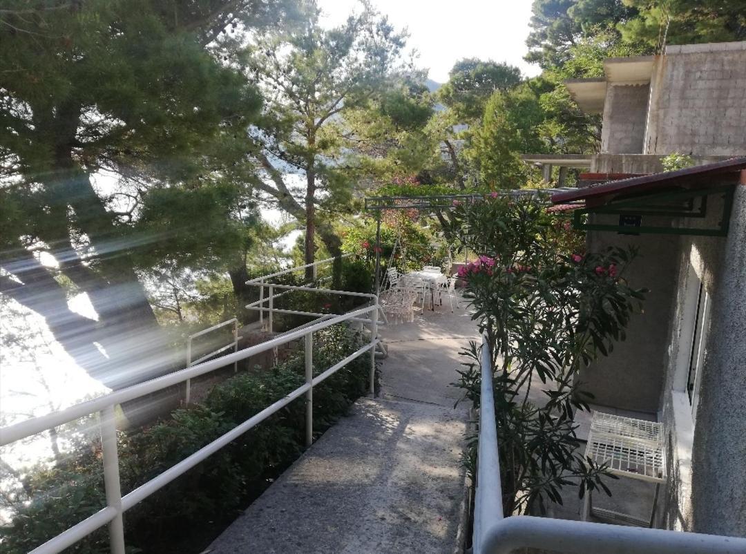 Apartmani Mares - 20 M From The Beach Brela Eksteriør bilde